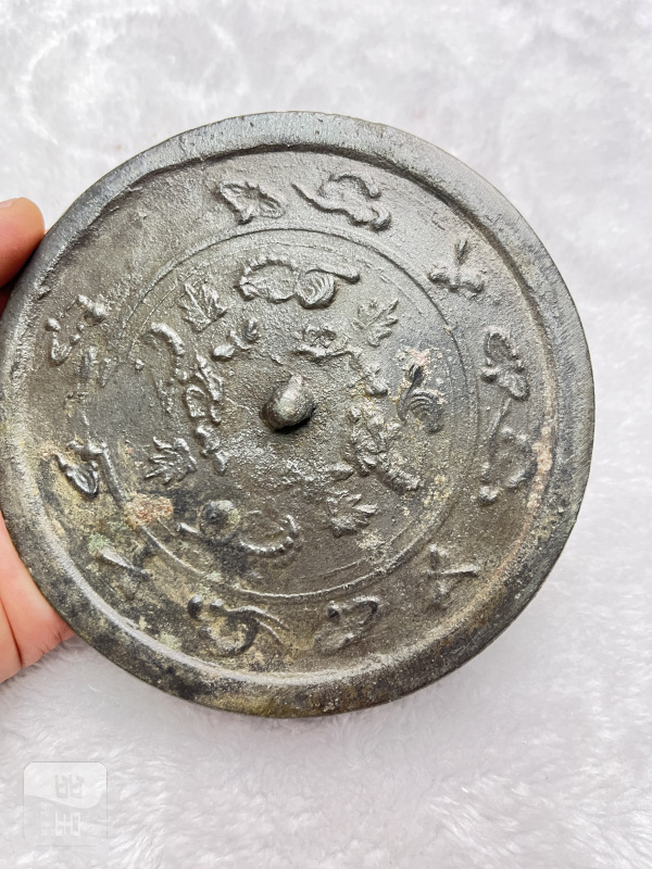 五毒花卉纹圆钮铜镜 - 图4